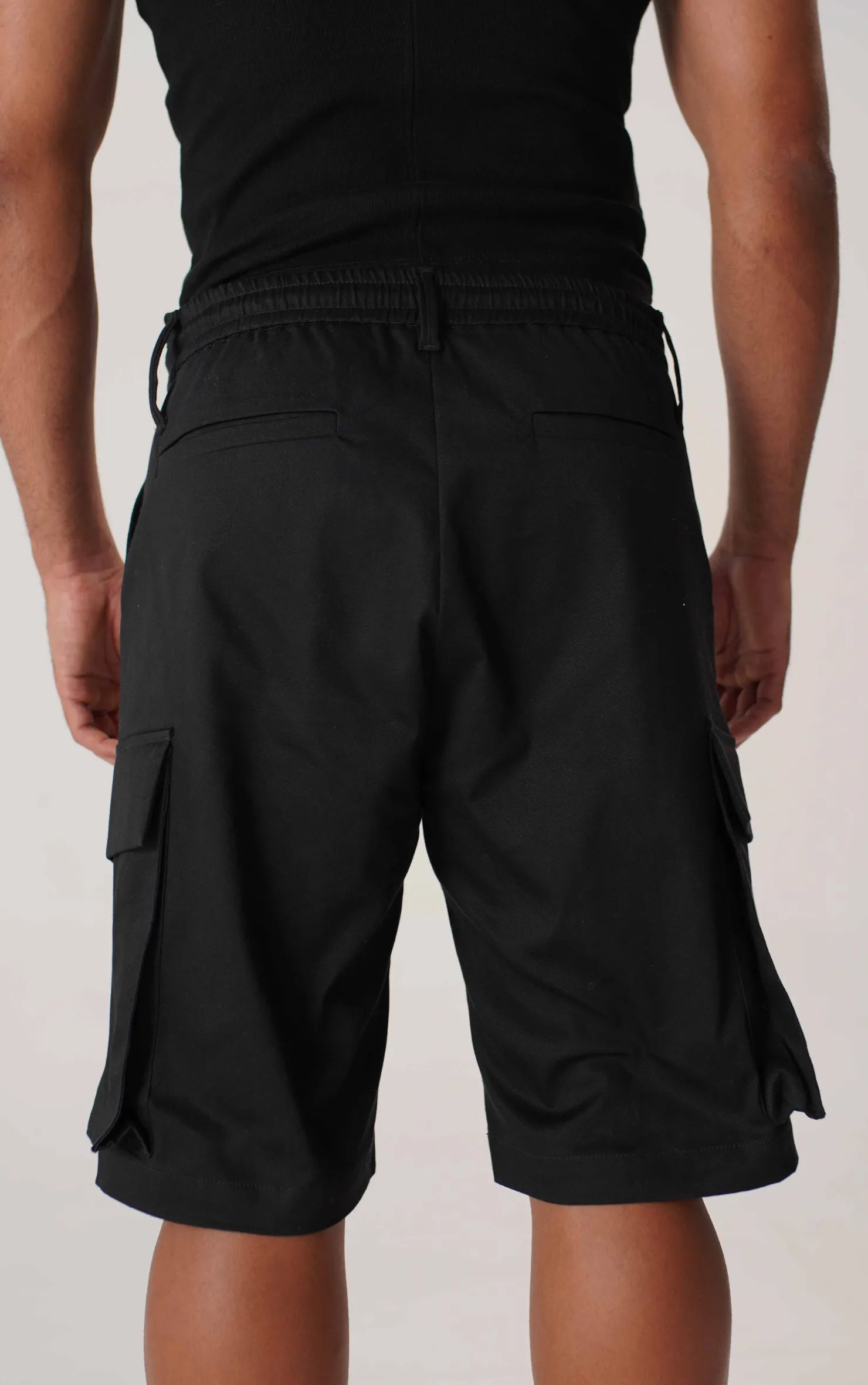 BERMUDA NEGRA CARGO REGULAR HOMBRE 