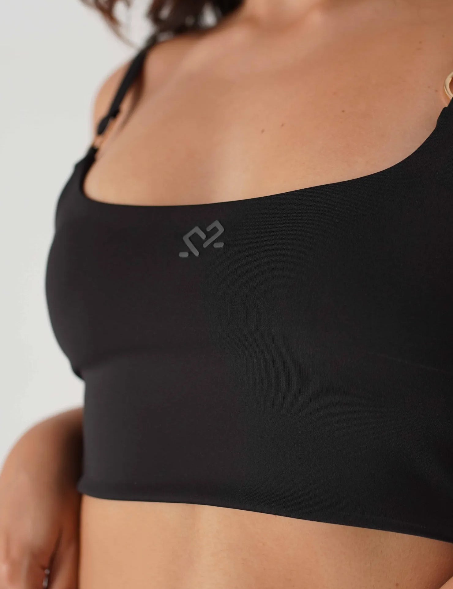 TOP CORTO CON ARGOLLA SLIM FIT DAMA