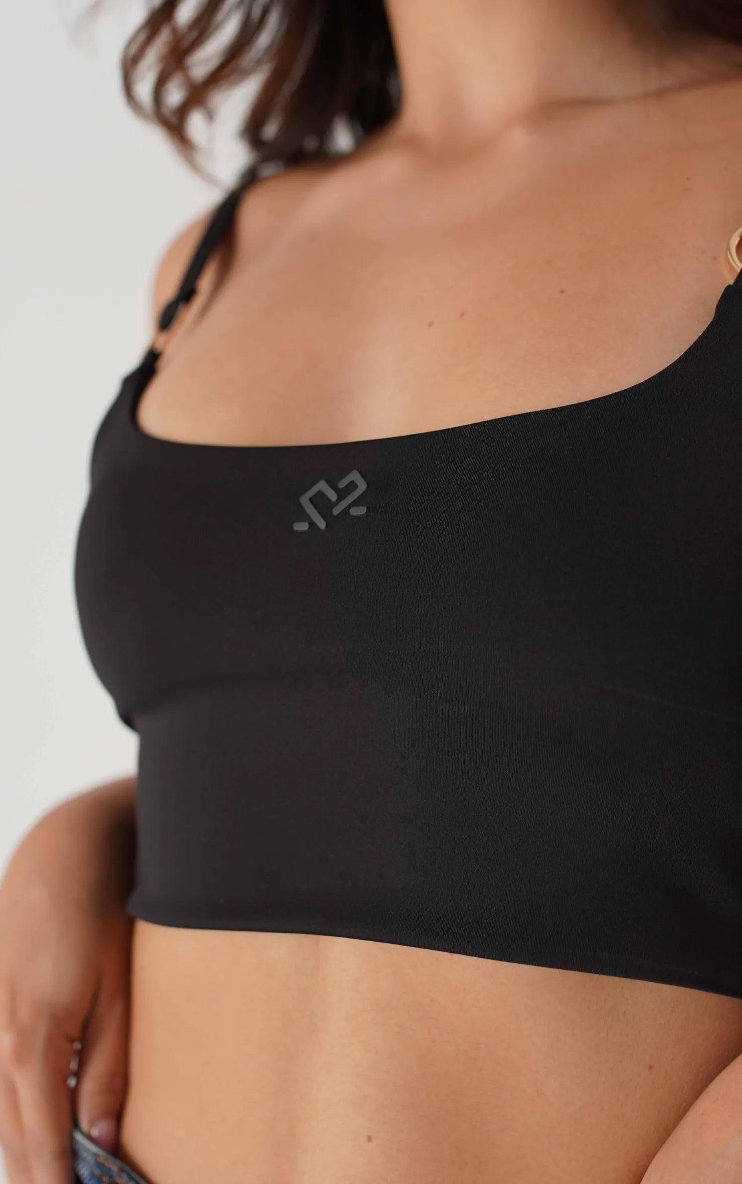 TOP CORTO CON ARGOLLA SLIM FIT DAMA