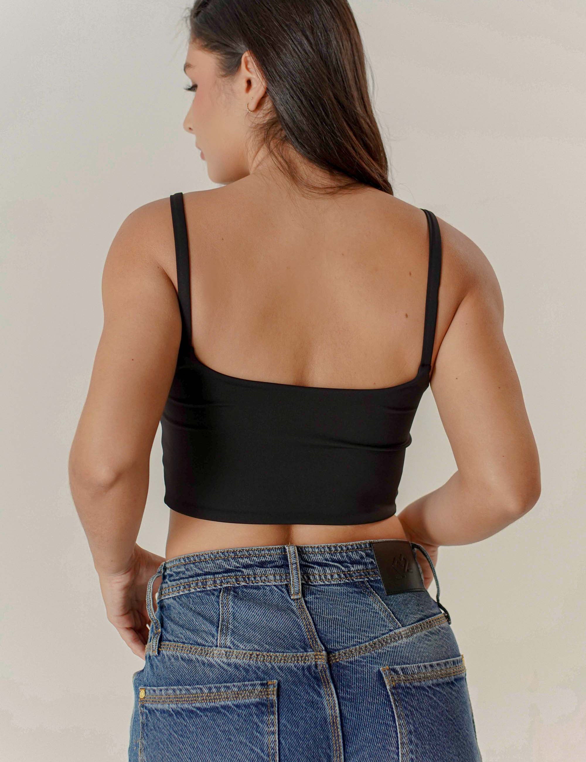 TOP CORTO NEGRO CON ARGOLLA SLIM FIT DAMA