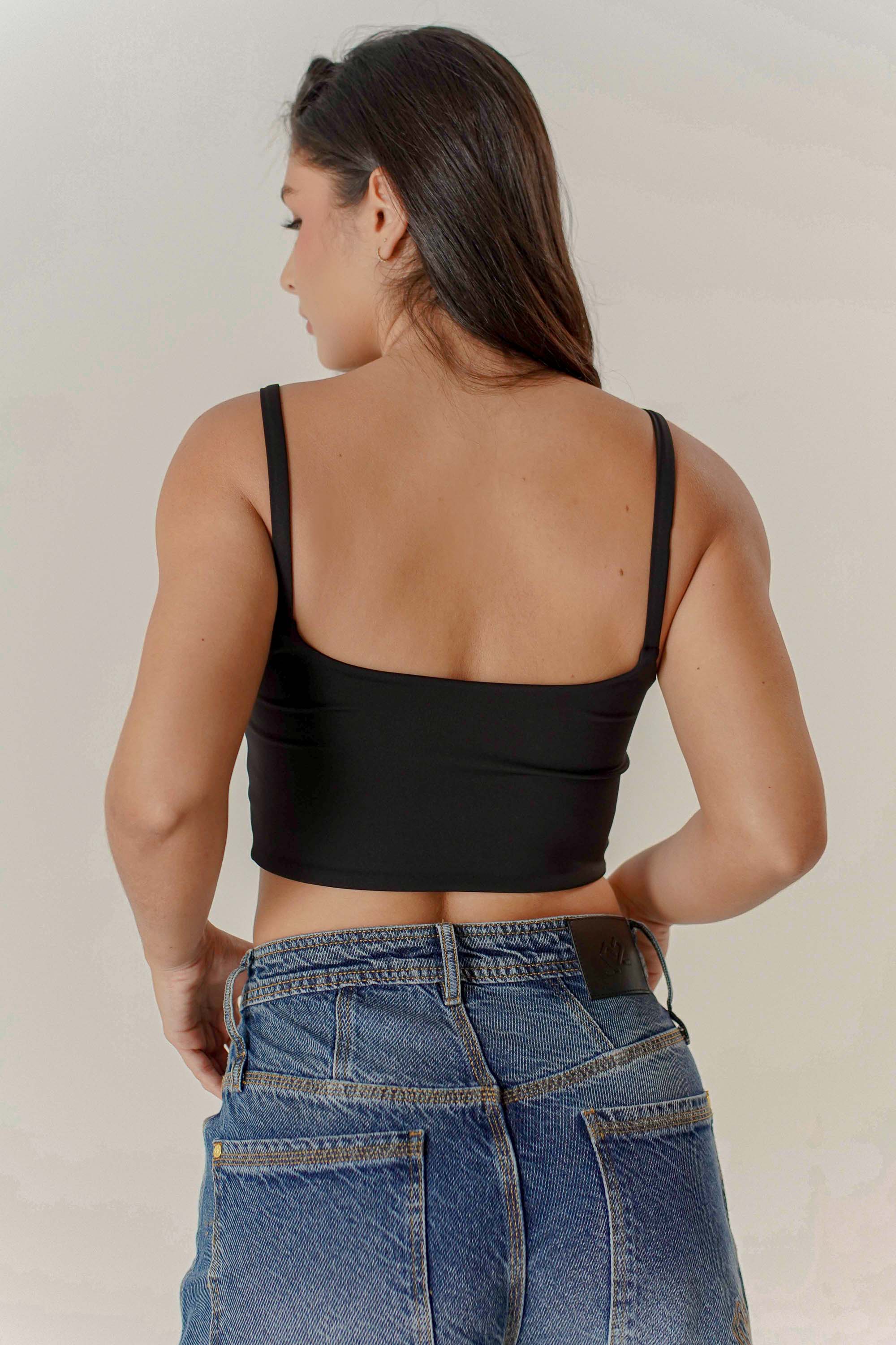 TOP CORTO NEGRO CON ARGOLLA SLIM FIT DAMA