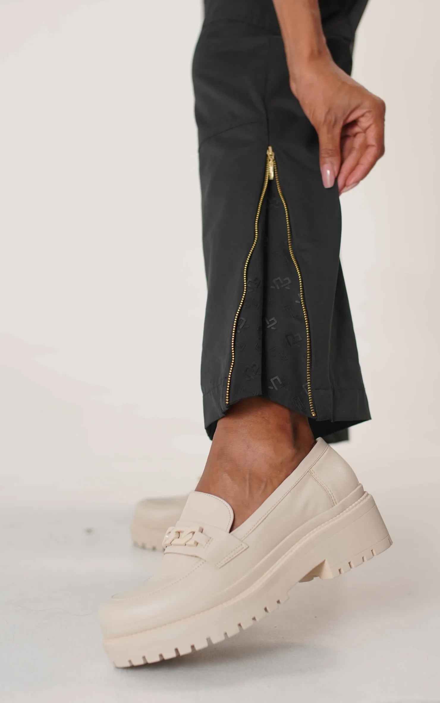 TRIANGLE CARGO PANTS NEGRO WIDE LEG DAMA TWO&TWO